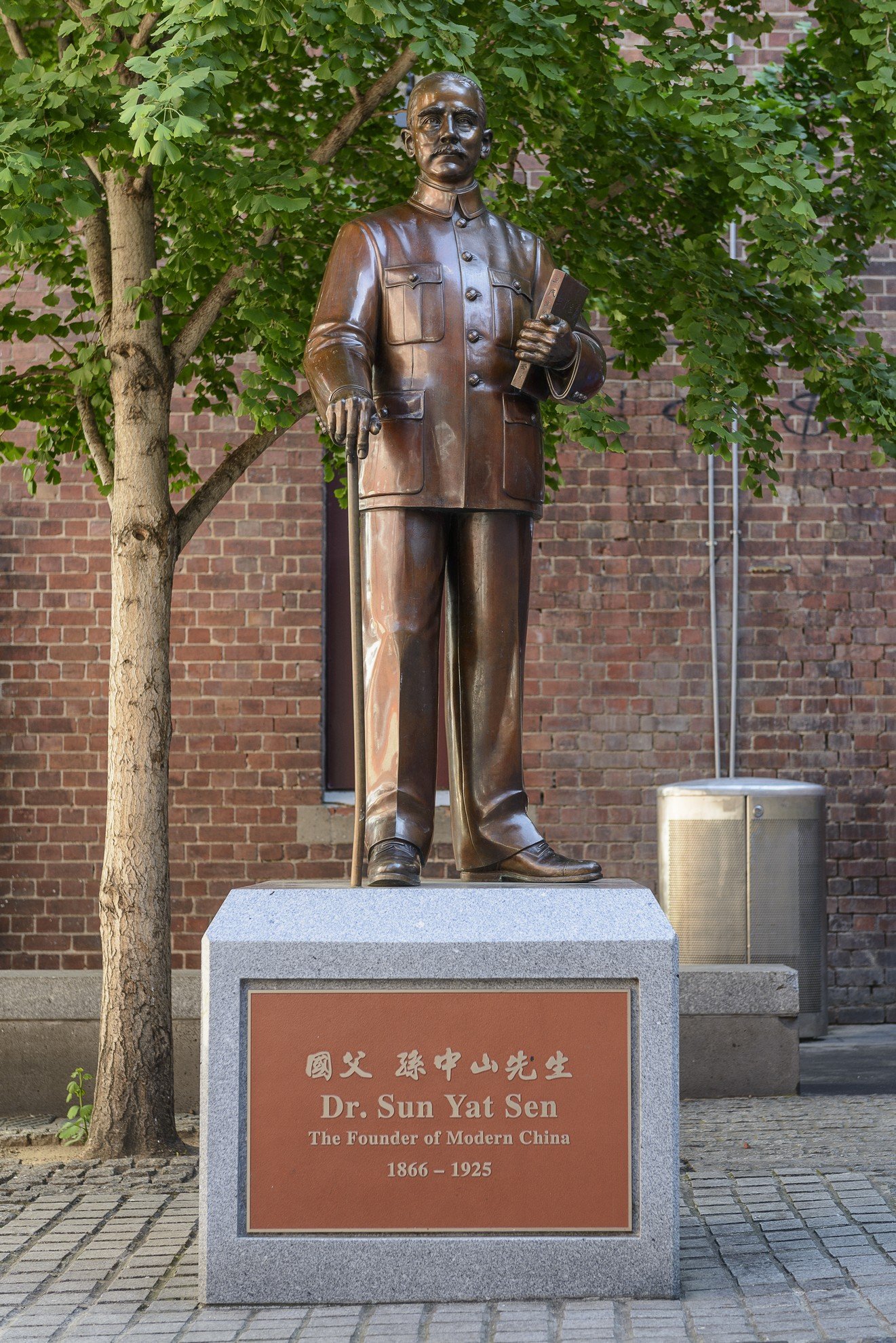 중국 박물관 앞 쑨원 동상 (Sun Yat-sen Statue outside Chinese Museum)